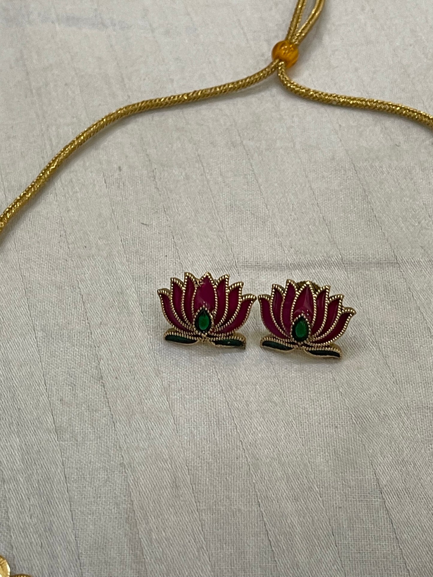 Lotus coin choker