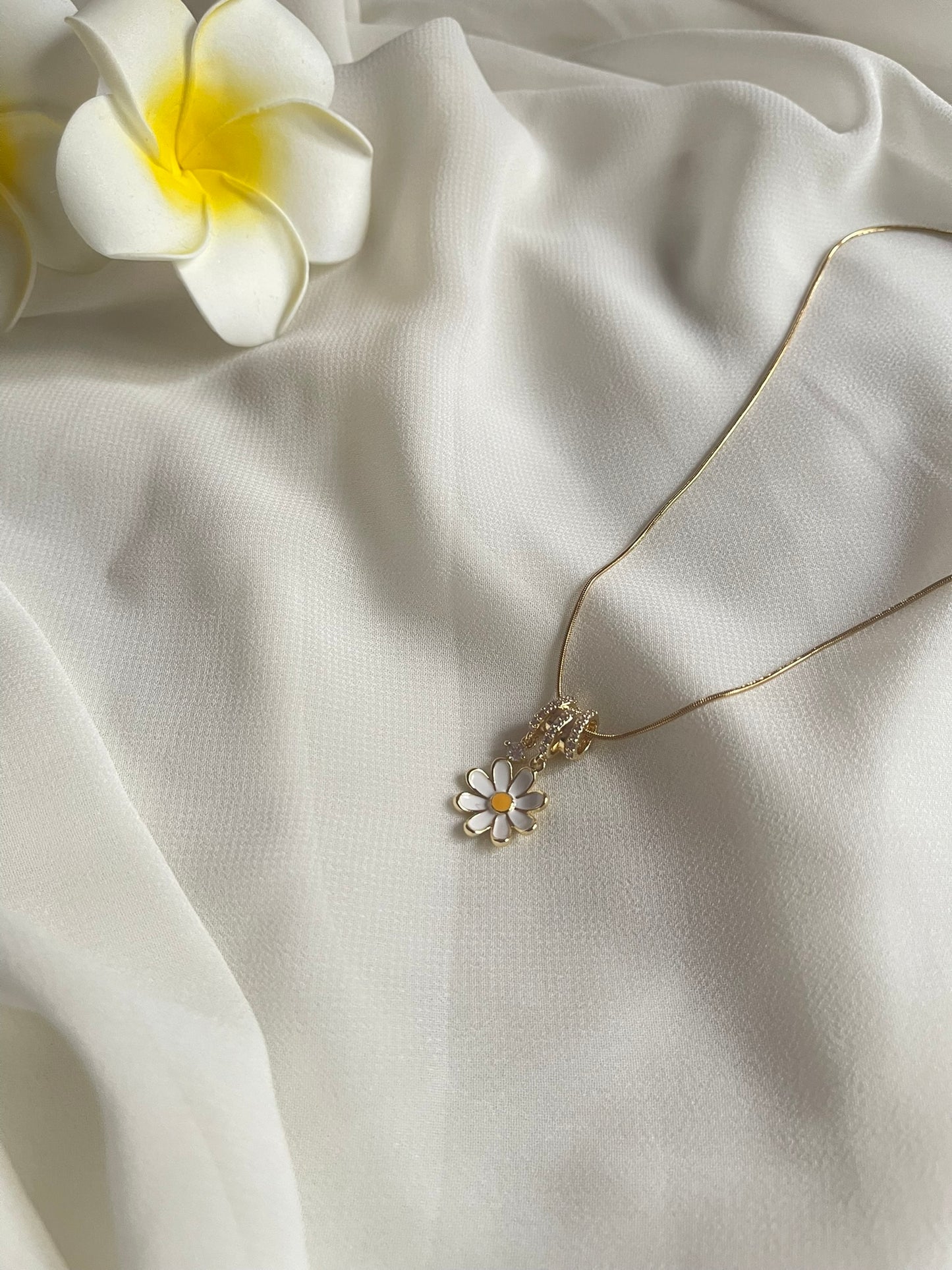 Daisy Pendant Chain